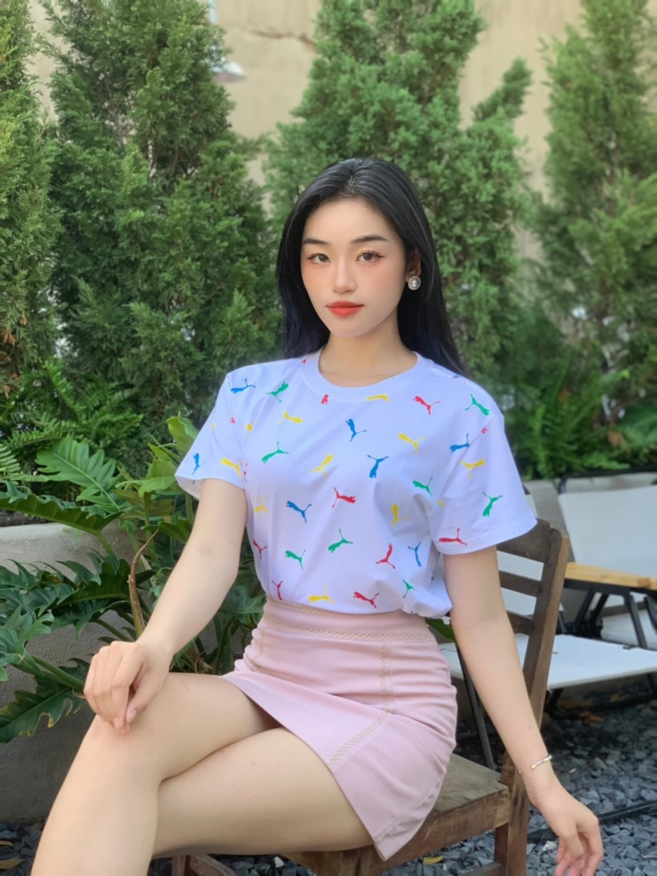Với hình ảnh năng động hơn, cô không quên bổ sung nét quyến rũ bằng chân váy ngắn ôm sát.
