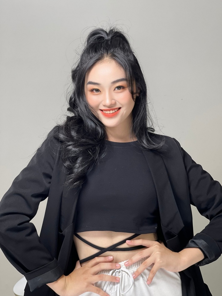 Yến Nhi dự kiến tận dụng hình ảnh cá nhân để quảng bá văn hóa Việt Nam, nhất là các sản phẩm lưu niệm truyền thống của cộng đồng dân tộc thiểu số - lĩnh vực cô theo đuổi trong quá trình học tập.
