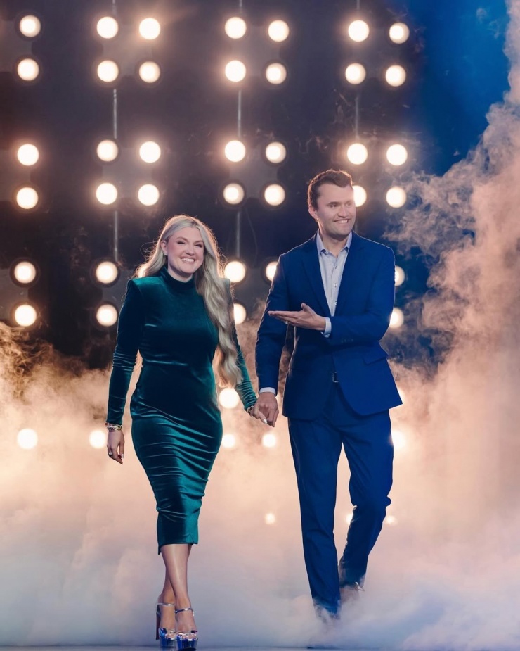 Nhà hoạt động bảo thủ Charlie Kirk và vợ - Erika Frantzve.