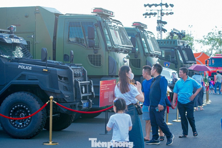Ngắm dàn xe bọc thép, chống khủng bố của Bộ Công an tại triển lãm thành tựu đất nước - 2