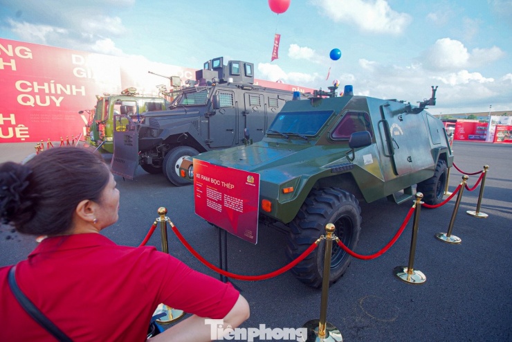 Ngắm dàn xe bọc thép, chống khủng bố của Bộ Công an tại triển lãm thành tựu đất nước - 6