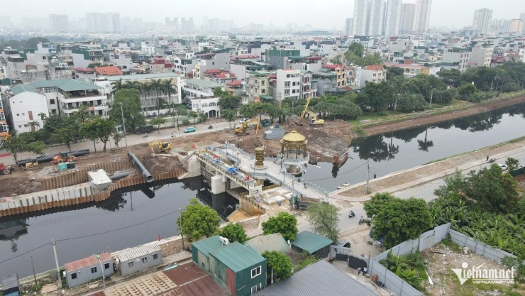 Đập dâng trên sông Tô Lịch không làm hạn chế dòng chảy. Ảnh: N. Huyền 