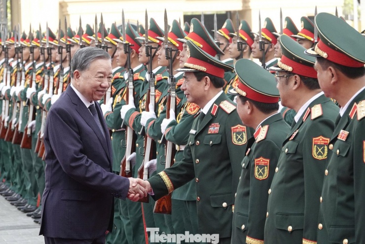 Lãnh đạo Bộ Quốc phòng và Tổng cục Công nghiệp quốc phòng đón Tổng Bí thư tới dự Lễ kỷ niệm.