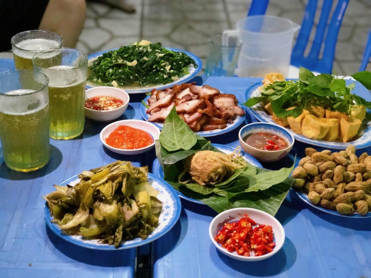 Đồ ăn kèm là yếu tố khiến bạn dễ tăng cân sau các buổi đi uống bia. Ảnh minh họa: Ban Mai
