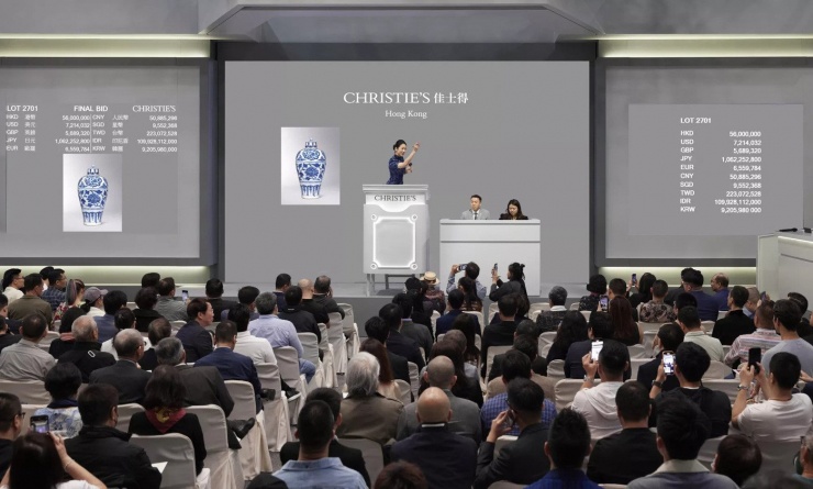 Chốt trăm tỷ chỉ với một cú gõ búa, người phụ nữ khiến cả phòng nín thở - 3