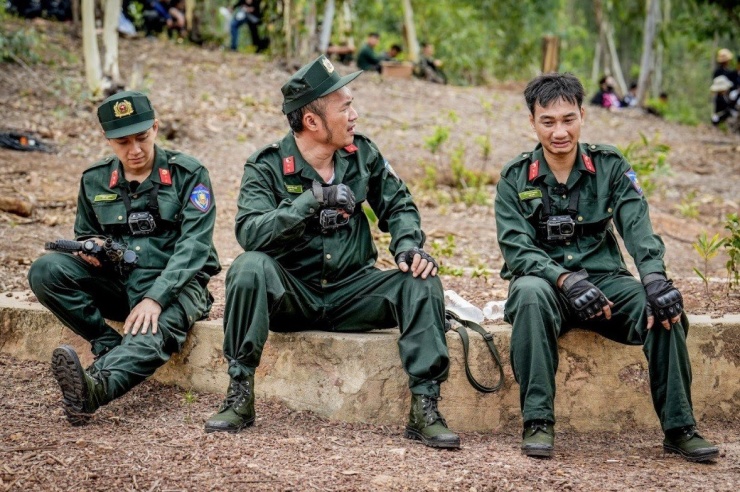 Ngô Kiến Huy (bìa trái) và Thành Trung (bìa phải) rời show Chiến sĩ quả cảm.