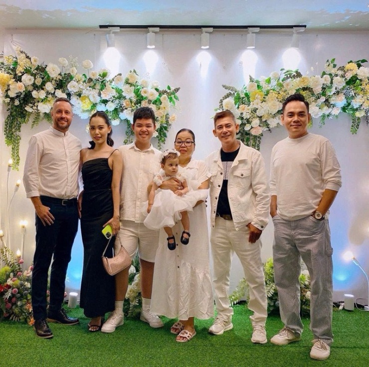 Vợ chồng Vân (bên trái) chụp ảnh cùng bố mẹ, anh trai và em trai của Vân 