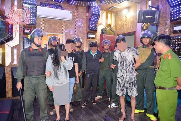 Công an tạm giữ 148 người tổ chức, sử dụng ma túy. Ảnh: CA