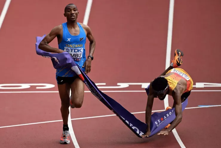 Khoảnh khắc 3% giây giúp Simbu (trái) giành chiếc HCV marathon trước Petros được xem là "vô tiền khoáng hậu" tại giải vô địch thế giới. Ảnh: REUTERS