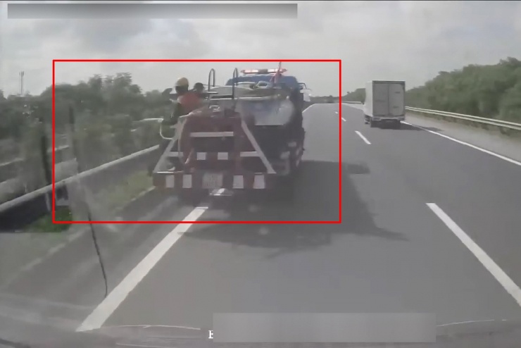 Ô tô Limousine đã tông thẳng vào xe tưới cây trên cao tốc. Ảnh chụp màn hình