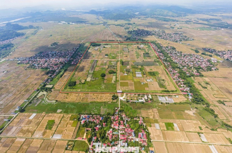 Thành nhà Hồ ở huyện Vĩnh Lộc cũ, nay là xã Tây Đô, tỉnh Thanh Hóa được xây dựng vào năm 1397 dưới triều Hồ Quý Ly. Đây là một trong những công trình kiến trúc đá độc đáo nhất còn lại ở Việt Nam. Với kỹ thuật xây dựng bằng khối đá xanh nặng hàng tấn ghép chồng khít mà không dùng vôi vữa, thành nhà Hồ được UNESCO công nhận là Di sản văn hóa thế giới năm 2011.
