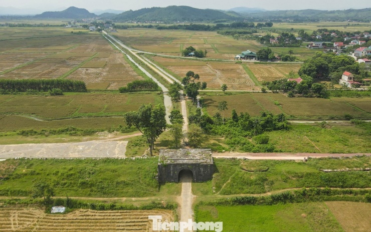 Giai đoạn 2 (2027-2028) tiếp tục phục hồi, tôn tạo Đông Thái Miếu, Tây Thái Miếu và cầu Nam Thành. Nguồn vốn thực hiện dự án đến từ ngân sách Trung ương và ngân sách tỉnh. Dự án còn tôn tạo đường Hoàng Gia với tổng chiều dài 615,7 m. Trục đường Hoàng Gia được tu bổ theo nguyên tắc tôn trọng quy mô, cao độ nền đường, vật liệu nguyên gốc và sử dụng tối đa các mặt lát, nền đường gốc còn tốt, chỉ bổ sung tu bổ cho phần đường bị khuyết thiếu, sụt lún, hư hại theo đúng quy mô và vật liệu... của tuyến đường gốc đã xuất lộ qua các đợt khai quật khảo cổ.