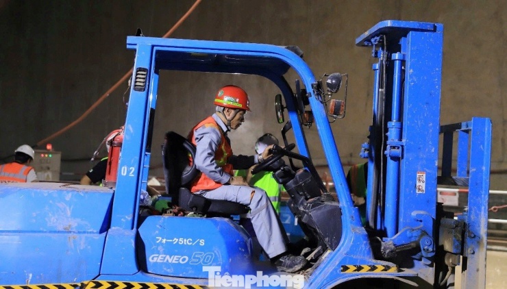 Trong suốt quá trình khoan, các chuyên gia đã dùng máy giám sát và theo dõi, căn chỉnh để máy đào hầm đi đúng quỹ đạo.
