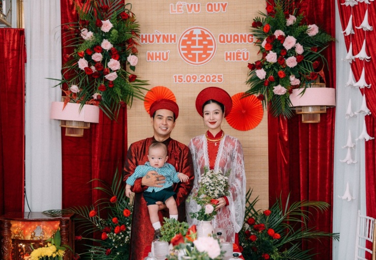 Cô dâu - chú rể chọn trang phục truyền thống, tone đỏ - trắng nổi bật. Bà xã Hồ Quang Hiếu được khen tươi tắn, nhuận sắc sau bảy tháng sinh con trai đầu lòng.