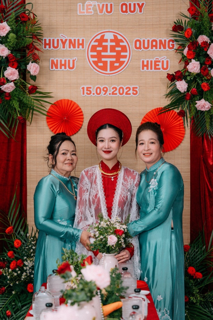 Tuệ Như bên mẹ đẻ (phải) và mẹ chồng. Hai bà sui thống nhất mặc áo dài đôi, tone xanh thêu hoa sen.