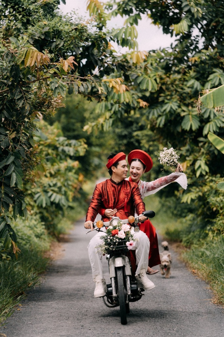 Ca sĩ Con bướm xuân chạy xe máy 'đón dâu'.