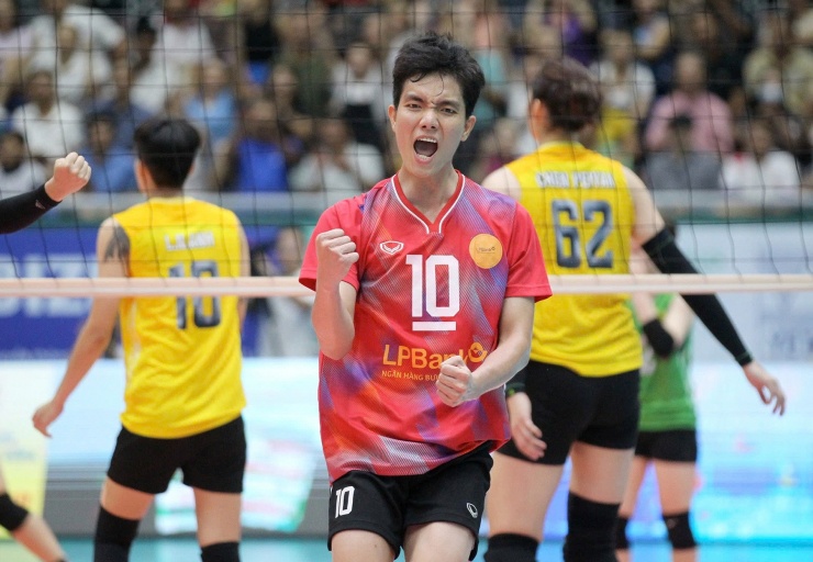 Bích Tuyền trong màu áo Ninh Bình.