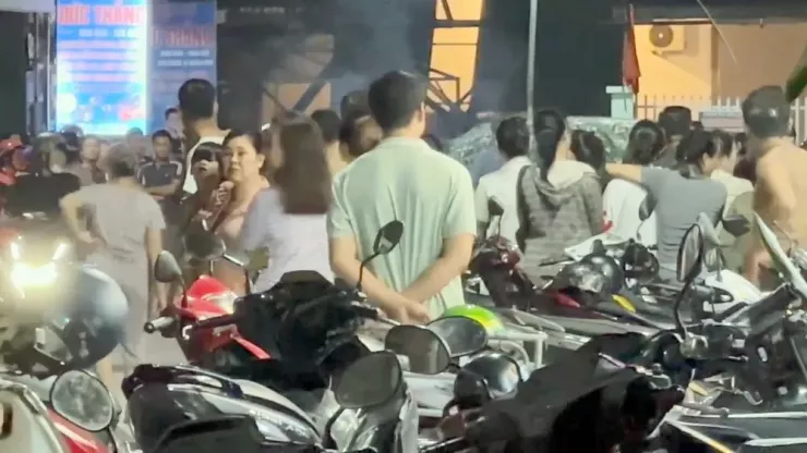 Người dân tập trung rất đông để xem lực lượng công an điều tra vụ việc. Ảnh: LA