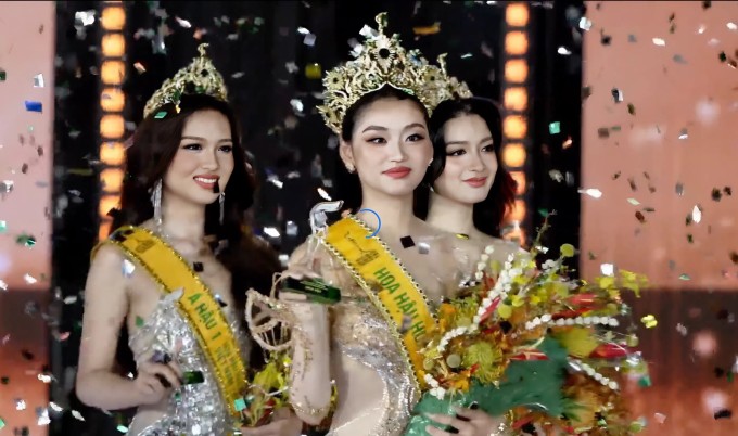 Miss Grand Vietnam 2025 Nguyễn Thị Yến Nhi (giữa) cùng á hậu 1 Nguyễn Thị Thu Ngân (trái) và Á hậu 3 Đinh Y Quyên trong giây phút đăng quang.