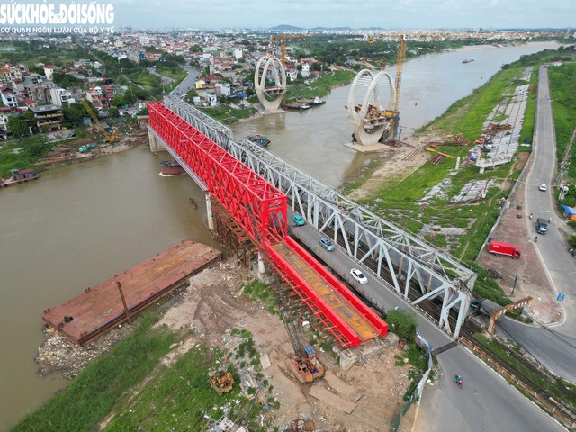 Cầu đường bộ vượt sông Đuống gồm hai cầu đường sắt và cầu đường bộ dần thành hình sau hơn 2 năm thi công.