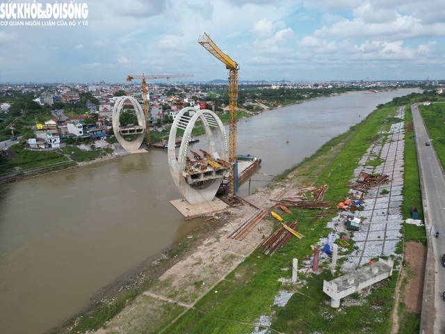 Sau hơn 2 năm thi công, hai trụ cầu T3, T4 giữa lòng sông Đuống đã dần thành hình.