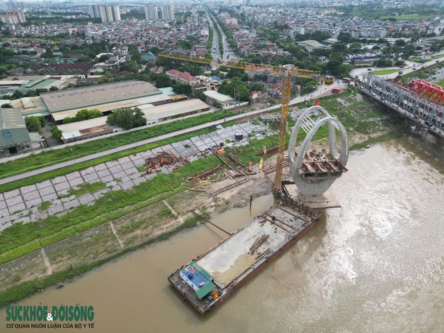 Trên công trường cầu đường bộ qua sông Đuống, các loại máy móc, sà lan, vật liệu xây dựng... tập kết phục vụ công tác thi công.