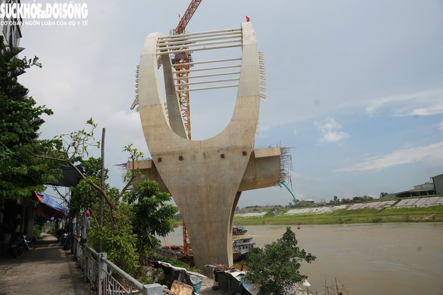 Tuy nhiên, hiện cầu đường bộ đang vướng toàn bộ mặt bằng 2 bên đầu cầu thuộc phường Việt Hưng và xã Phù Đổng.