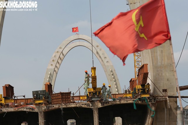 Công nhân thi công tại công trường.