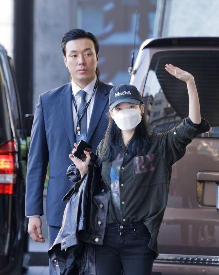 Đã đến lúc cần nhìn nhận đúng vai trò của vệ sĩ đối với các nghệ sĩ. Trong ảnh, người mặc vest xanh được công chúng Hàn Quốc biết đến với biệt danh "Mr. Park" khi làm vệ sĩ riêng cho ca sĩ IU suốt 10 năm. Ảnh: Korean Pop Drama World