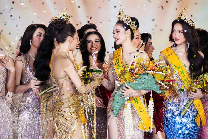 Khoảnh khắc đăng quang của tân hoa hậu Yến Nhi