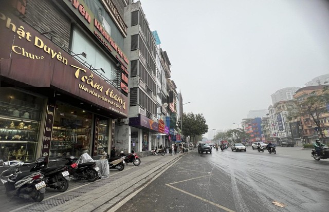 Nhà mặt phố Hà Nội có lợi thế kinh doanh, cho thuê nên luôn được giới đầu tư săn tìm. Ảnh minh hoạ.