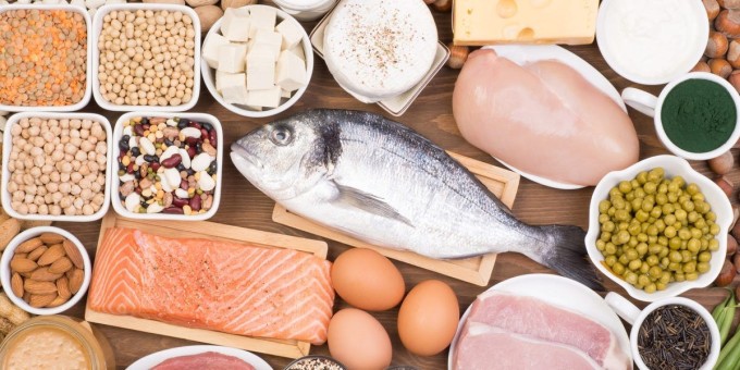 Protien giúp no lâu, giảm cảm giác thèm ăn đồng thời là nguyên liệu chính để xây dựng cơ bắp, hỗ trợ quá trình đốt mỡ hiệu quả.