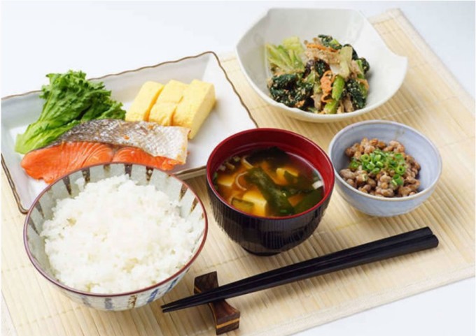 Bác sĩ Xiao khuyến khích ăn theo thứ tự: canh - rau - thịt - tinh bột để tránh dao động mạnh đường huyết, nhờ đó kiểm soát việc ăn uống hiệu quả, thúc đẩy đốt mỡ.