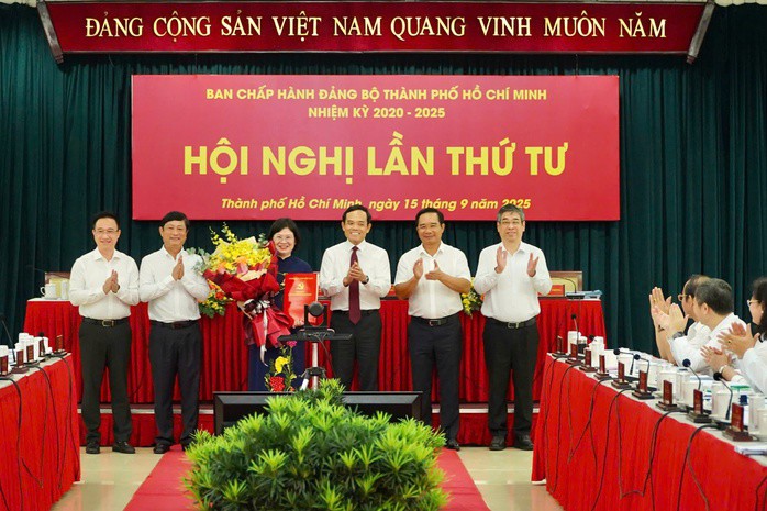 Lãnh đạo TP HCM trao quyết định và tặng hoa chúc mừng bà Văn Thị Bạch Tuyết