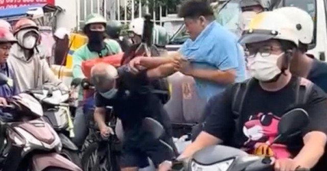 Đã xác định được người đàn ông đánh cụ ông ở gi...