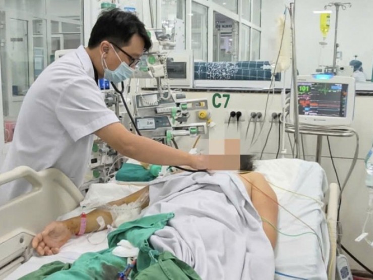 Cô đặc máu, nguy kịch chỉ sau vài ngày sốt cao do sốt xuất huyết
