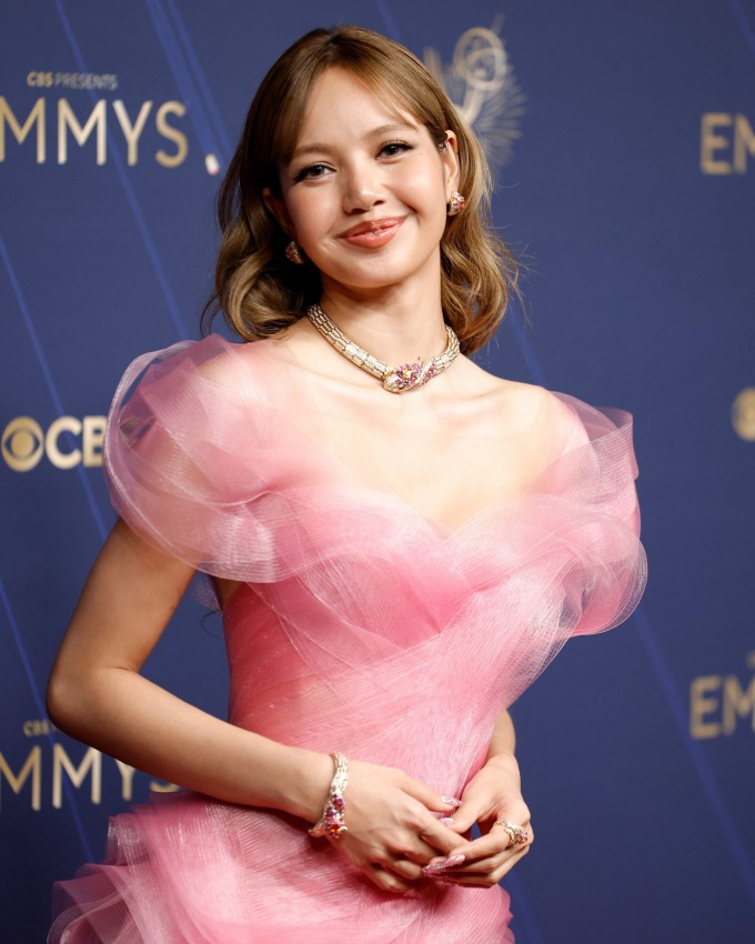 Lisa như đóa sen hồng trên thảm đỏ Emmy - 2