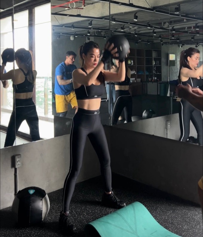 Thói quen giúp Trương Ngọc Ánh giữ rãnh bụng săn chắc ở tuổi U50 - 1