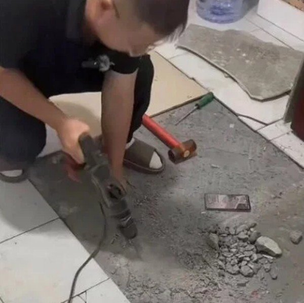 Thấy chú chó cứ cào xuống sàn nhà, người chủ nạy gạch và phát hiện vật bất ngờ