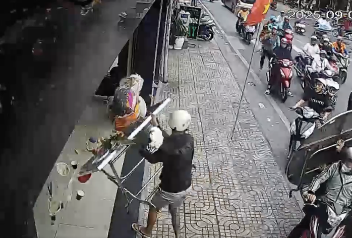 Hình ảnh Nguyễn Tuấn Hùng giật bàn inox ở cửa hàng PNJ.