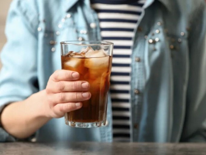 Uống nước ngọt ngay sau khi thức dậy làm tăng đường huyết đột ngột, ảnh hưởng xấu đến thận.