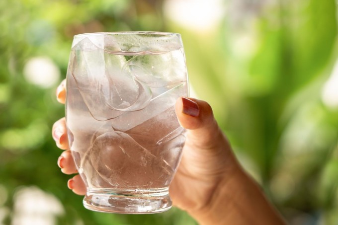 Uống nước lạnh vào buổi sáng gây hại dạ dày, dễ sốc nhiệt.