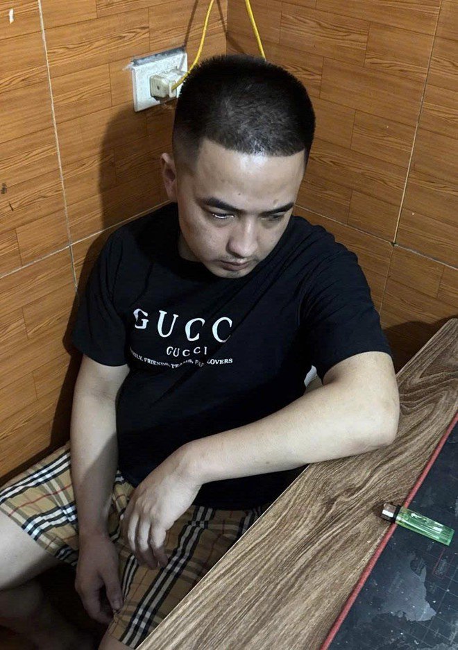 Chủ quán Karaoke 88 Đằng Văn Sơn (áo xám) và quản lý Đinh Hồng Sơn tại cơ quan công an. Ảnh: Công an tỉnh Phú Thọ.