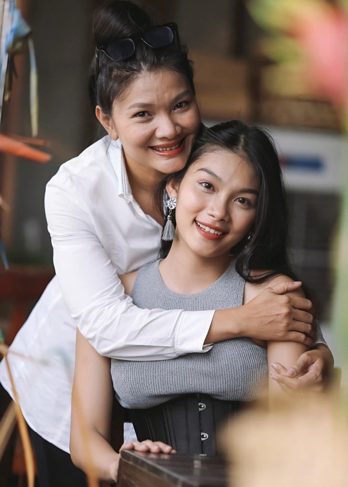Diễn viên Kiều Trinh và con gái Thanh Tú.