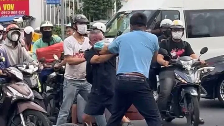 Hình ảnh nam tài xế đánh người trên đường được ghi lại. Ảnh cắt từ clip