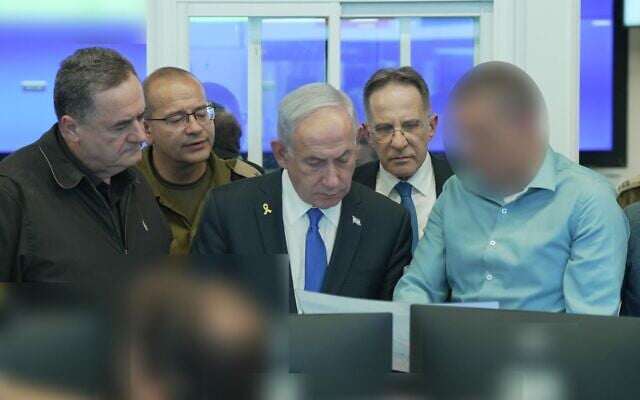 Thủ tướng Benjamin Netanyahu (giữa) tại trung tâm chỉ huy của Cơ quan an ninh trong các cuộc không kích vào Hamas ở Qatar ngày 9-9. Ảnh: Shin Bet