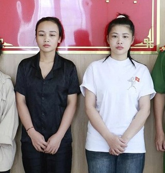 Hai đối tượng liên quan tại cơ quan công an. Ảnh: V. Hậu