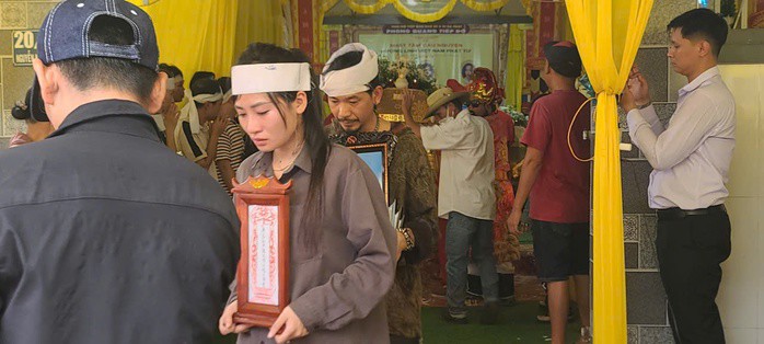 Người thân chuẩn bị đưa các nạn nhân về nơi an nghỉ cuối cùng