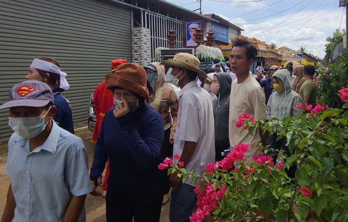 Trong dòng người tiễn đưa các nạn nhân vụ thảm án có cả những người không quen biết