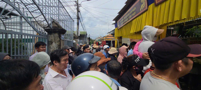 Dòng người tiễn đưa 3 nạn nhân trong vụ thảm án về nơi an nghỉ cuối cùng